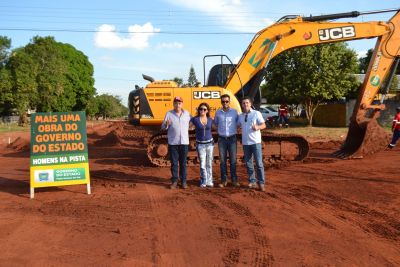 Prefeita e engenheiros visitam obras de asfalto na Vila Rosa.