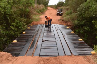 PREFEITURA REFORMA PONTE SOBRE O CÓRREGO PIRAJUÍ, NA POPULAR ESTRADA VELHA.
