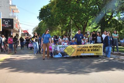 ALUNOS DA EDUCAÇÃO INFANTIL MUNICIPAL DESFILAM COM CARRINHOS DE PAPELÃO NA AV. PRESIDENTE VARGAS, EM ALUSÃO À SEMANA DO TRÂNSITO.