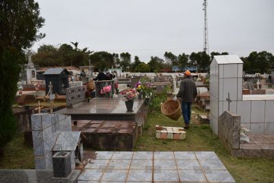 CEMITÉRIO MUNICIPAL ESTÁ RECEBENDO TRABALHOS DE LIMPEZA E MANUTENÇÃO.