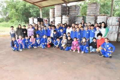 NA SEMANA DO MEIO AMBIENTE, ALUNOS DA REDE MUNICIPAL DE ENSINO VISITARAM A COOPERATIVA DE RESÍDUOS SÓLIDOS E O VIVEIRO DE MUDAS DO MUNICÍPIO.
