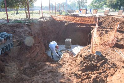 OBRAS DE DRENAGEM NO BAIRRO DA VILA NOVA E VILA NOVA ESPERANÇA SÃO RETOMADAS APÓS PERÍODO DE FORTES CHUVAS.