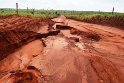 Fortes chuvas podem estragar trabalho já realizado nas estradas rurais.