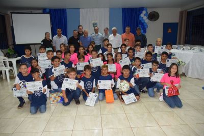 POLÍCIA MILITAR DE IGUATEMI REALIZA FORMATURA DO PROJETO BOM DE BOLA BOM NA ESCOLA, COM ENTREGA DE CERTIFICADOS.