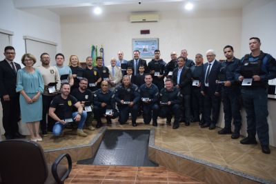 SESSÃO SOLENE DA CÂMARA DE IGUATEMI PRESTA HOMENAGEM AOS POLICIAIS CIVIS E MILITARES DO MUNICÍPIO.	