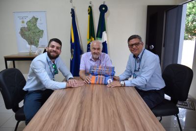 PREFEITO LÍDIO LEDESMA É AGRACIADO COM BRINDES DE CORTESIA DA CAIXA ECONÔMICA FEDERAL.
