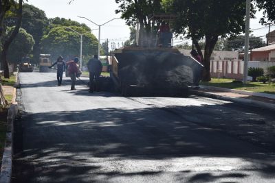 PREFEITURA ESTÁ FINALIZANDO AS OBRAS DE RECAPEAMENTO ASFÁLTICO DA AVENIDA PRESIDENTE VARGAS, NO BAIRRO DA VILA ROSA.