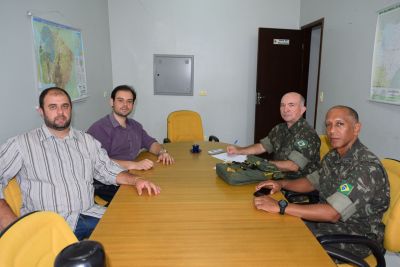 Prefeito Zé Roberto e representantes do Exército empossam secretário substituto da Junta de Serviço Militar.