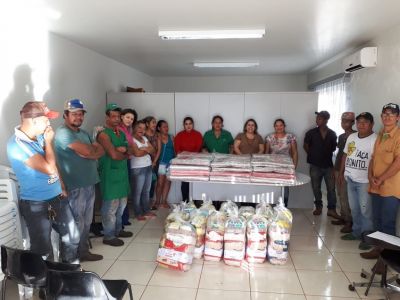 Prefeita e secretária entregam cestas básicas e cobertores aos cooperados da reciclagem de Iguatemi.