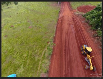 ESTRADA QUE DA ACESSO AO CONFINAMENTO, RECEBE SERVIÇOS DE LEVANTAMENTO E ALARGAMENTO, FEITO PELA SECRETARIA DE OBRAS.