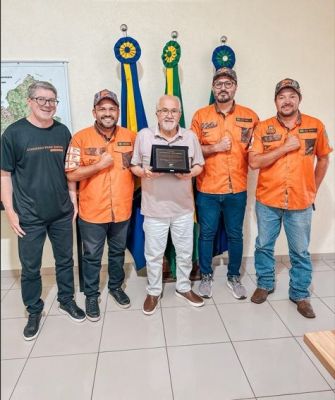 ADMIRAÇÃO E PARCERIA MARCAM ENTREGA DE HOMENAGEM DOS LEGENDÁRIOS MANADA IGUATEMI AO PREFEITO DR. LÍDIO LEDESMA.