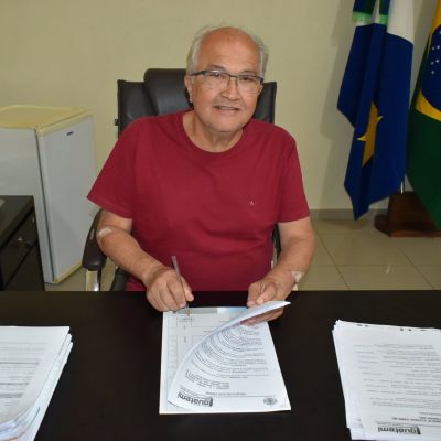 DR. LÍDIO ASSINA DECRETO PRORROGANDO O VENCIMENTO DO IPTU E DA TAXA DECOLETA DE LIXO.