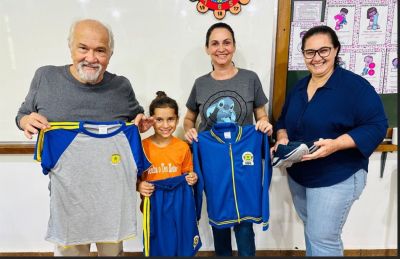 PREFEITO LÍDIO E SECRETÁRIA DE EDUCAÇÃO REALIZAM ENTREGA DOS NOVOS UNIFORMES PARA ALUNOS DA REDE MUNICIPAL DE ENSINO.