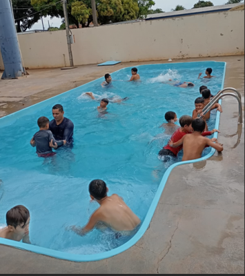 ESCOLA MUNICIPAL DE TEMPO INTEGRAL TANCREDO NEVES DISPONIBILIZA AULAS DE NATAÇÃO PARA MAIS DE 250 ESTUDANTES.  