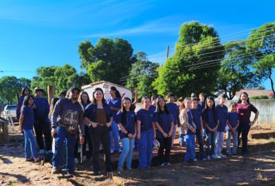 ESCOLA ESTADUAL DESENVOLVE AULA PRÁTICA DO CULTIVO DA MANDIOCA.