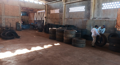 AGENTES DE CONTROLE DE ENDEMIAS REALIZAM O CARREGAMENTO DE PNEUS PARA CIDADE DE MUNDO NOVO-MS, ONDE SERÃO SELECIONADOS E RECICLADOS.   