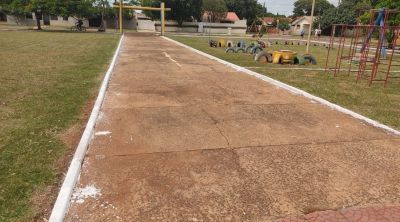 SECRETARIA MUNICIPAL DE MEIO AMBIENTE REALIZA VERDADEIRA MUDANÇA NO VISUAL DA PRAÇA DO BAIRRO JARDIM QUEDAS D’ÁGUA.