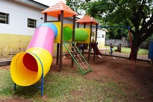 Prefeitura de Iguatemi implanta “parquinhos” nas unidades de educação infantil.