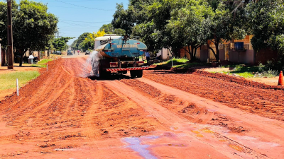 TRÊS QUADRAS APROXIMAM OS 100% DA PAVIMENTAÇÃO E DRENAGEM DA RUA SILVINO FERNANDES.