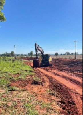 SECRETARIA DE OBRAS DESENVOLVEM SERVIÇOS DE MANUTENÇÃO NAS ESTRADAS DO ASSENTAMENTO AUXILIADORA