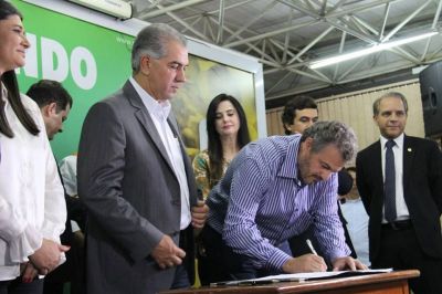 Prefeito Zé Roberto e Governador Reinaldo assinam autorização para construção de 5 pontes de concretos em Iguatemi.