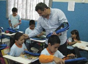 José Roberto entrega uniforme e mochilas em Escolas Municipais 