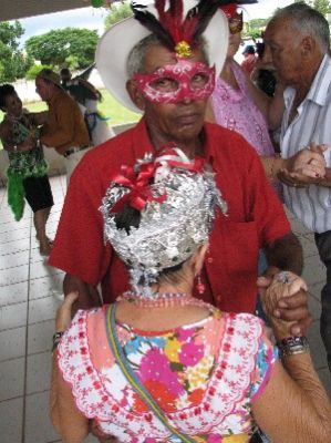Com muita energia e disposição, idosos celebram o carnaval