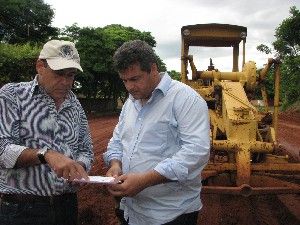 José Roberto acompanha obras de asfalto