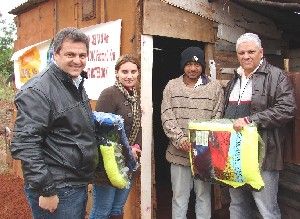 Prefeitura entrega cobertores a famílias carentes do município