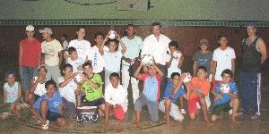 Escolinha de Futsal da Vila Operária recebe material esportivo