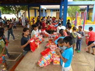 Prefeitura distribui brinquedos aos alunos do Peti