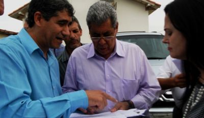 Secretário Luizinho entregou solicitações ao Governador André durante evento público.