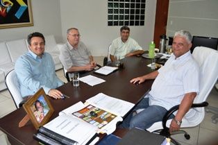 Prefeito Zé Roberto recebe gerente da Averama para discutir inicio das obras da Indústria em Iguatemi.