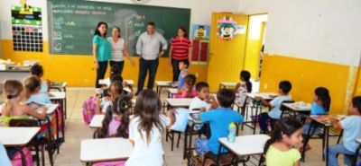 Prefeito visita escolas no primeiro dia de aulas em Iguatemi.