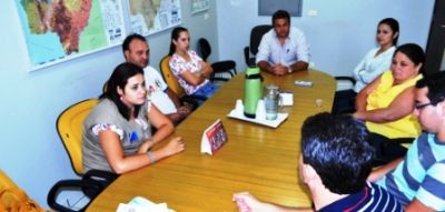 Universitários recebem ajuda de custo da prefeitura de Iguatemi para irem estudar.