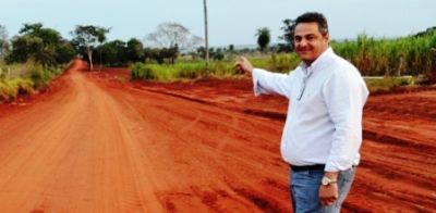 Prefeito de Iguatemi visita estrada rural recuperada no sentido Lua Branca/Vô Chico.