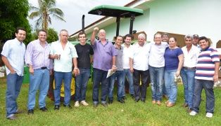 Prefeitura Municipal de Iguatemi realiza entrega de Trator para o desenvolvimento da cadeia produtiva de Erva Mate.
