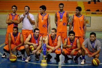 O time de basquete da cidade de Iguatemi foi campeão invicto da 8ª Copa Integração de Basquete.