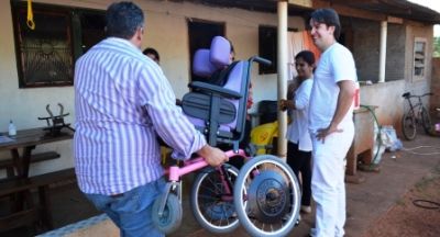 Prefeito Zé Roberto e secretária de saúde entregam cadeiras de rodas em Iguatemi.