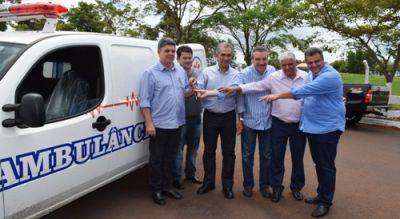 Deputados Paulo Corrêa e Marcio Monteiro entregaram nova ambulância ao prefeito de Iguatemi.