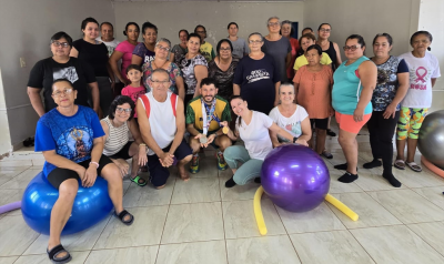 CORREDOR E GUIA MEDALHISTA DE OURO NA PARALIMPÍADAS VISITA IDOSOS QUE PRATICAM PILATES NO CONVIVER.