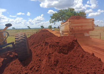 SECRETARIA DE OBRAS REALIZA NIVELAMENTO E PATROLAMENTO DO CORREDOR DE ACESSO AO ACAMPAMENTO, CASA DO MEL E DEMAIS PROPRIEDADES. 