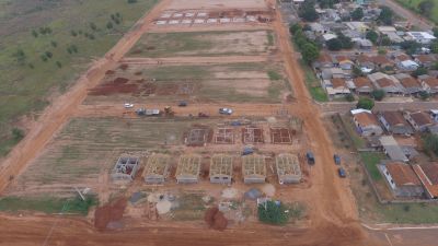  CONSTRUÇÃO DAS UNIDADES HABITACIONAIS NO BAIRRO STANISLAU JAVOLSKI CONTINUAM EM RITMO ACELERADO.