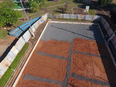 OBRAS NA QUADRA DE AREIA DA PRAÇA MARCÍLIO AUGUSTO PINTO ESTÃO EM PLENO ANDAMENTO.