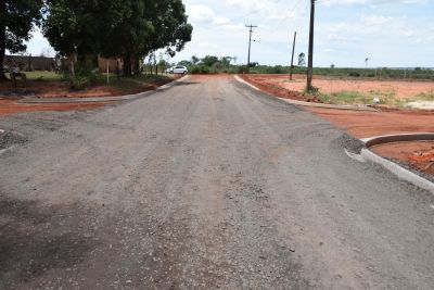 TRECHO FINAL DA AVENIDA SILVINO FERNANDES FILHO RECEBEU BASE DE BRITA E MEIOS-FIOS. 