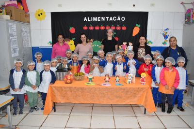 ALUNOS DA ESCOLA DE EDUCAÇÃO INFANTIL ARCO-ÍRIS PARTICIPAM DO PROJETO ALIMENTAÇÃO SAUDÁVEL.