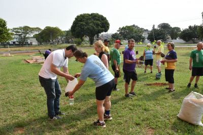 MELHOR IDADE DE IGUATEMI PARTICIPA DE PLANTIO DE MUDAS DE ÁRVORES EM COMEMORAÇÃO AO DIA INTERNACIONAL DO IDOSO.