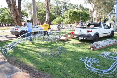 NATAL DE LUZES: DECORAÇÕES COMEÇAM A SER INSTALADAS NA PRAÇA JOÃO FRANCISCO LOPES.