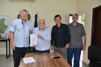 PREFEITO LÍDIO LEDESMA E PROPRIETÁRIO DO AGROINDUSTRIAL MARCOS SÉRGIO DOMIGUES ASSINAM TERMO DE DOAÇÃO DE ÁREA DE 3 HAS e 331 M².   