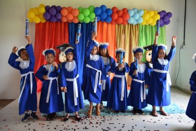 AUTORIDADES E PAIS PRESTIGIARAM A FORMATURA DOS ALUNOS DO PRÉ-II DA ESCOLA RURAL JOÃO PAULO I NO RANCHO LOMA.